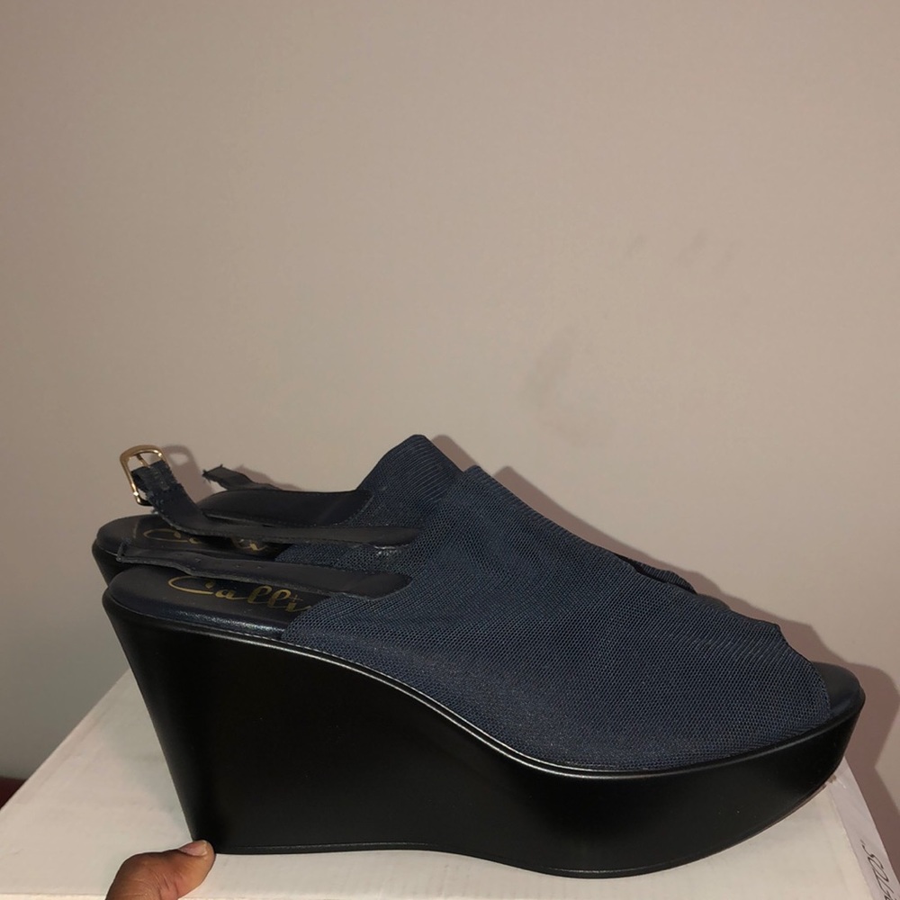 Black wedges